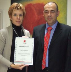 Nina Malej Primc presents LAHA’s expert lecturer certificate to Dr. Jugoslav Jovanović, DDS.